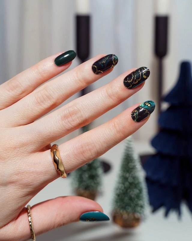 Ongles Maniko vert émeraude et dorés